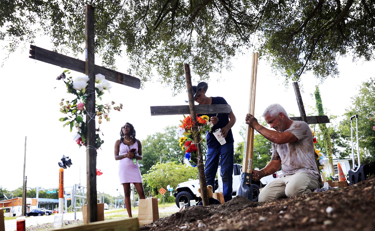 Muestras de dolor por los afroamericanos asesinados por motivo racial en Florida
