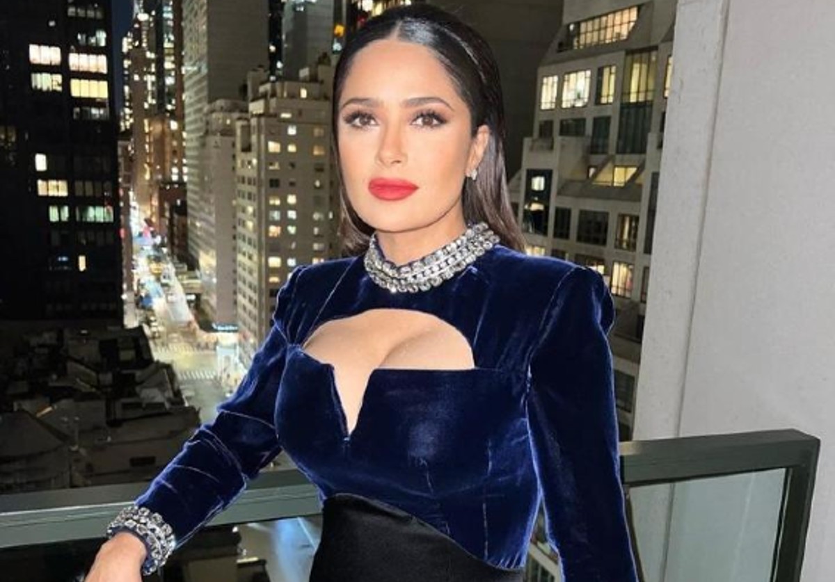 Salma Hayek nos confirma que llevar un traje de terciopelo es la mejor apuesta para el invierno 