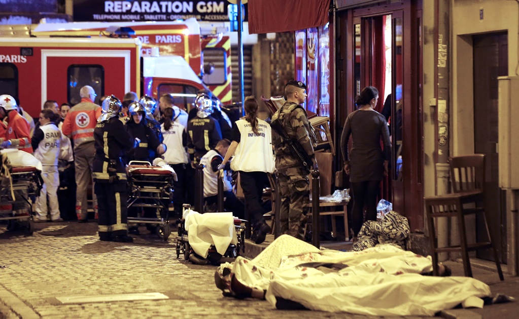 Policía de Francia reporta al menos 100 muertos