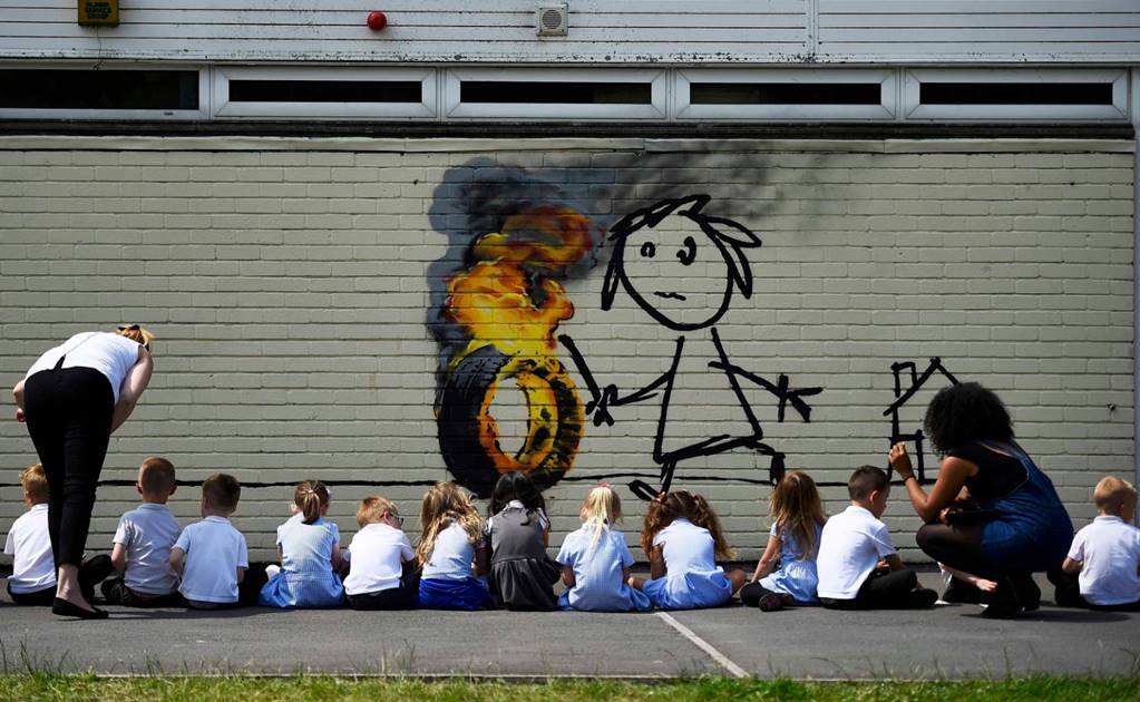 Banksy regala mural a niños de una escuela en Bristol