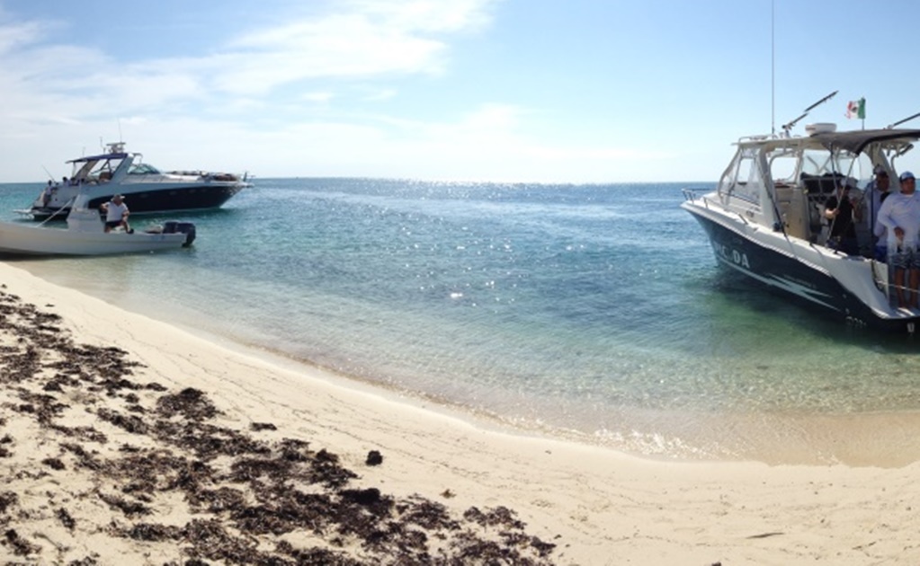 Encalla barco en Isla Alacranes, en Yucatán