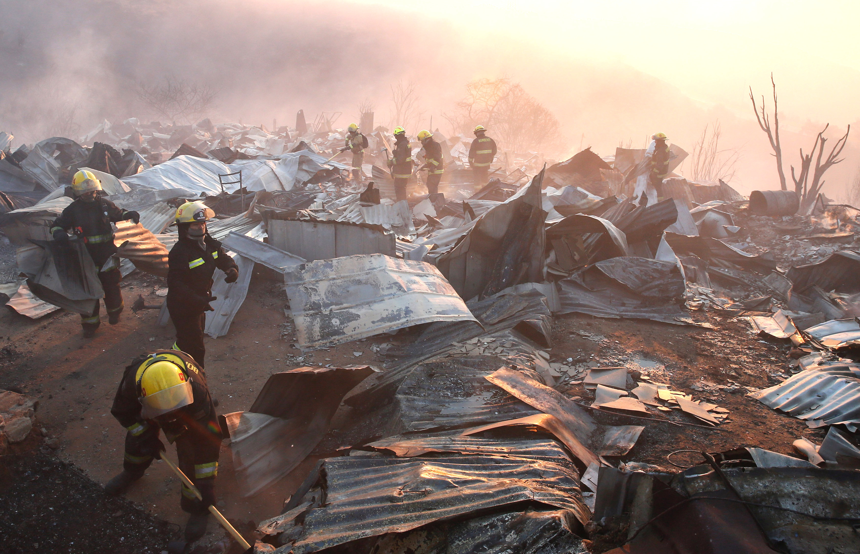 Suman 19 heridos y 140 viviendas quemadas por incendio en Valparaíso