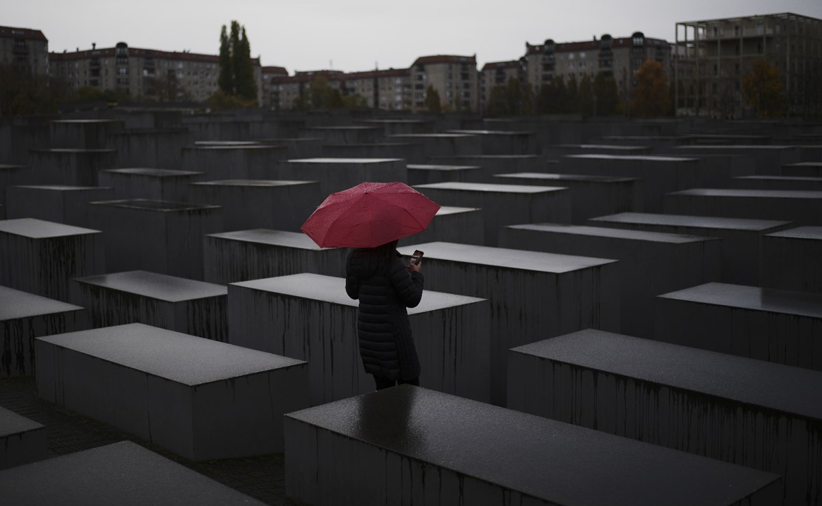 Viral. Policías alemanes hacen fitness en memorial del Holocausto 