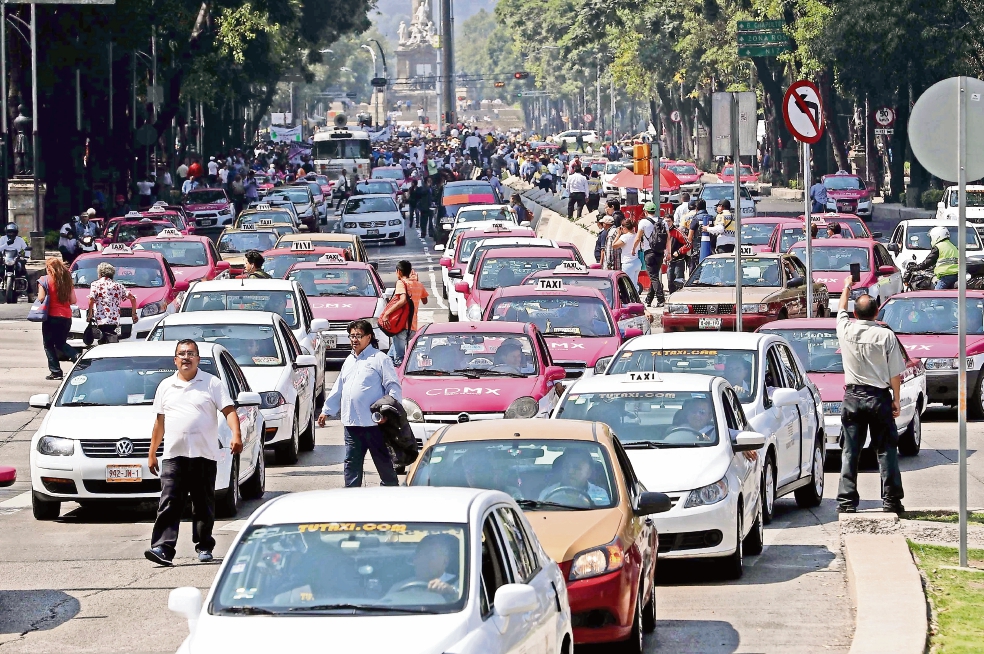 Protestan taxistas contra Uber y Cabify en Reforma