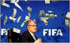 Bañan a Blatter en dinero