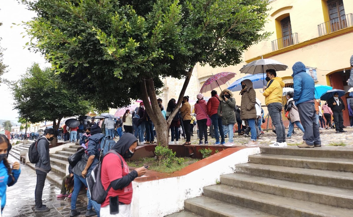 Miles de jóvenes esperan vacuna bajo la lluvia en Tlaxiaco, Oaxaca