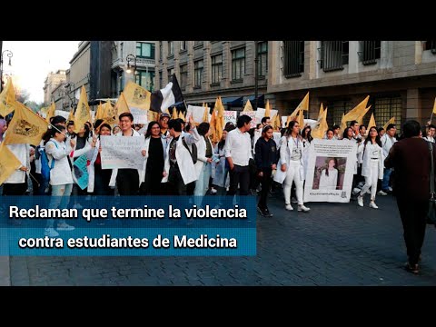 ”Ni una bata menos", exigen estudiantes de medicina en marcha a Palacio Nacional