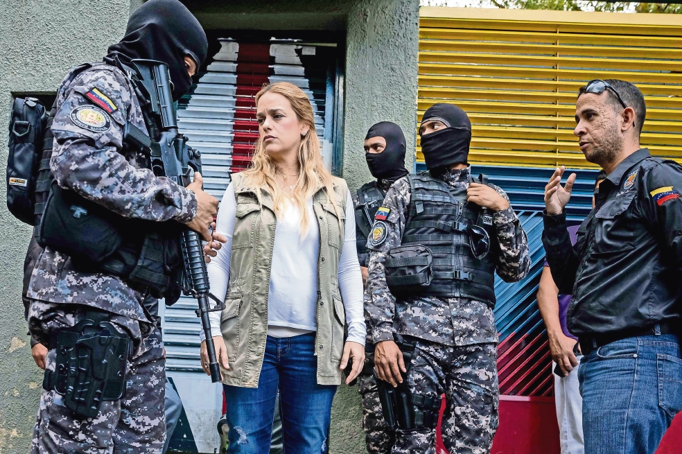 En Venezuela postergan comicios y elevan salario