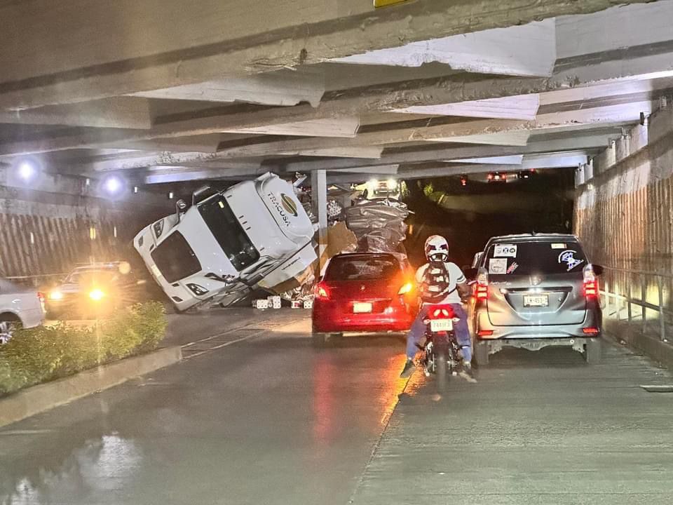 Vuelca tráiler que transportaba toneladas de papel higiénico en Naucalpan