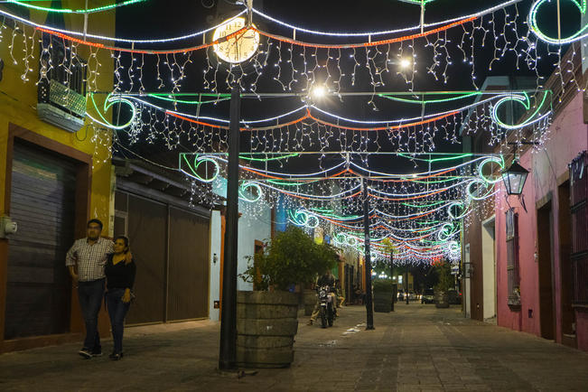 Iluminan El Pueblito por festejos patrios