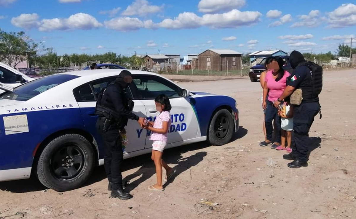 Elementos de la Policía de Tamaulipas reparten dulces en colonias de Matamoros
