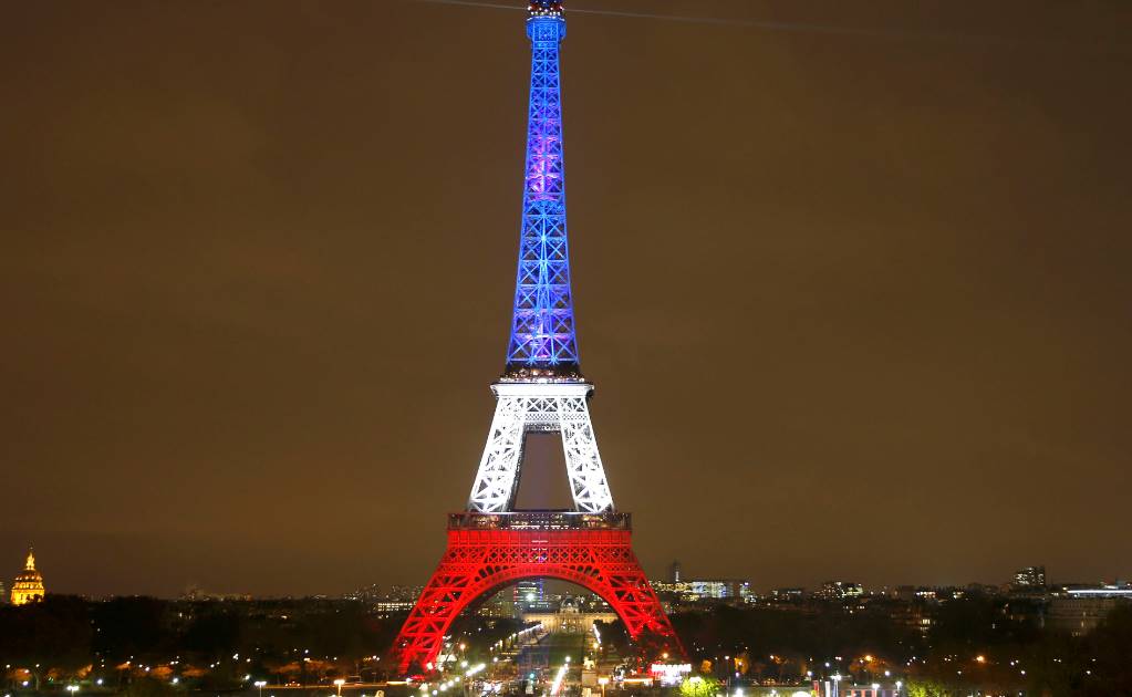 Reabren Torre Eiffel tras ataques; se ilumina con los colores de Francia