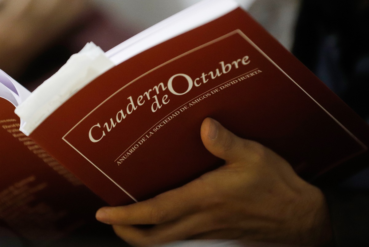 Presentan "Cuaderno de Octubre", el anuario que mantiene encendida la flama de la amistad de David Huerta