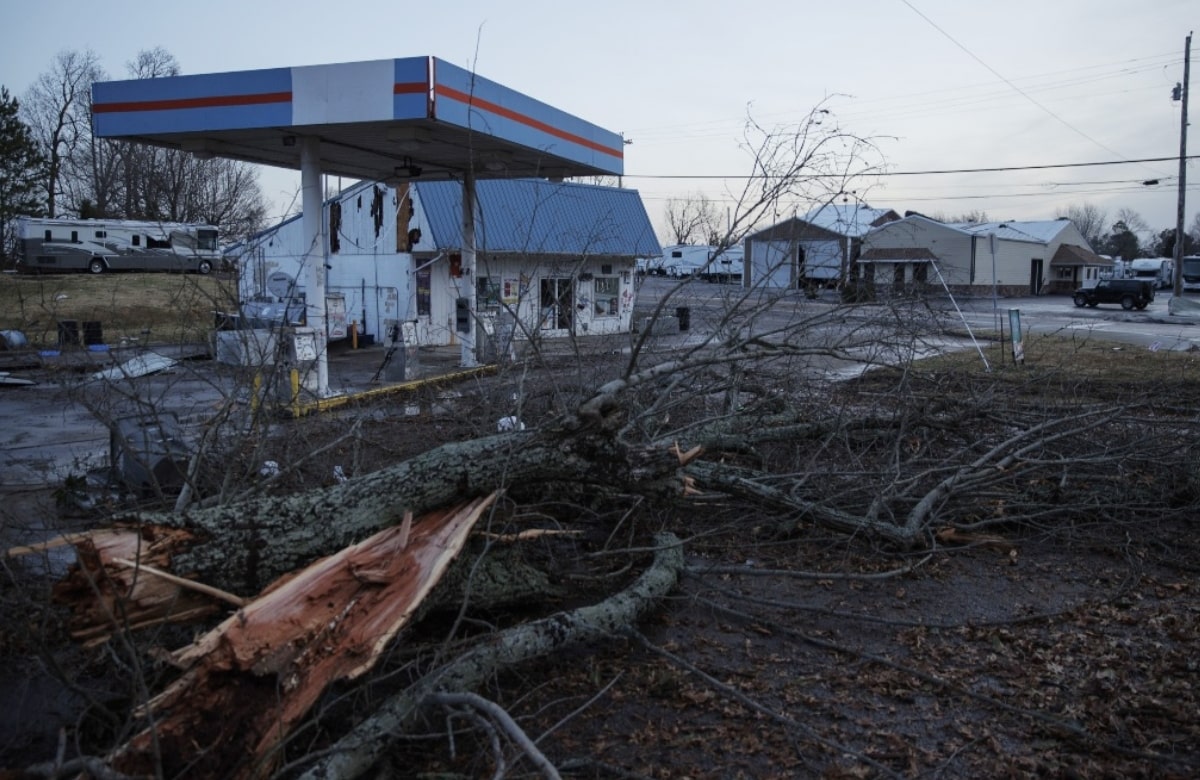 Reportan cerca de 400 mil hogares sin electricidad en zonas afectadas por tornados en EU