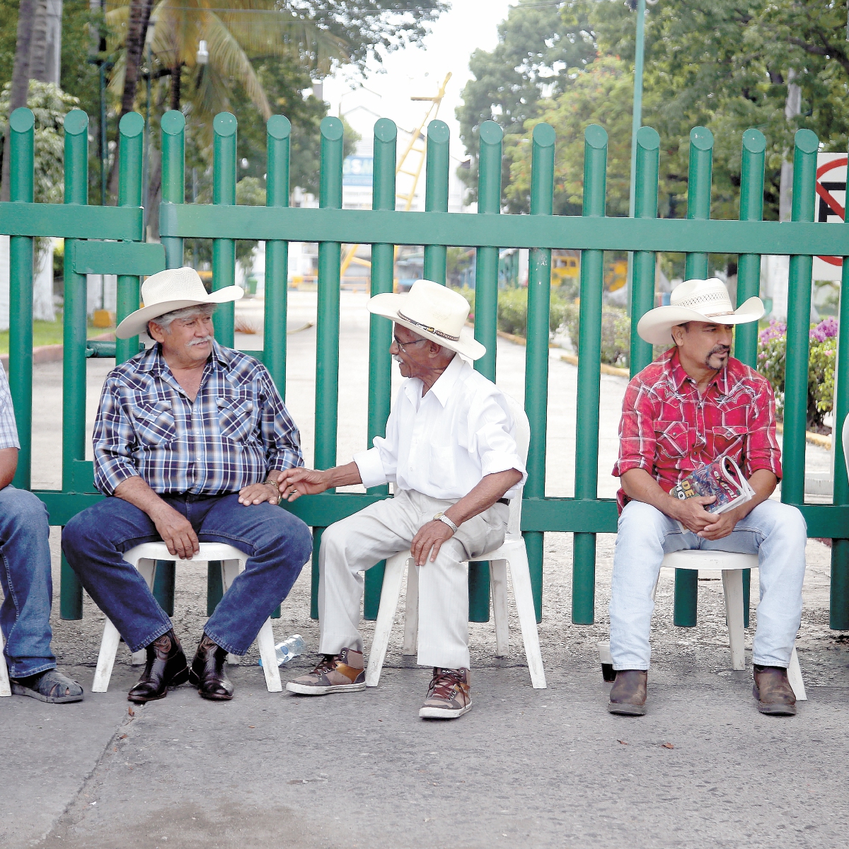 Bloquean cañeros ingenio en Zacatepec por falta de pagos