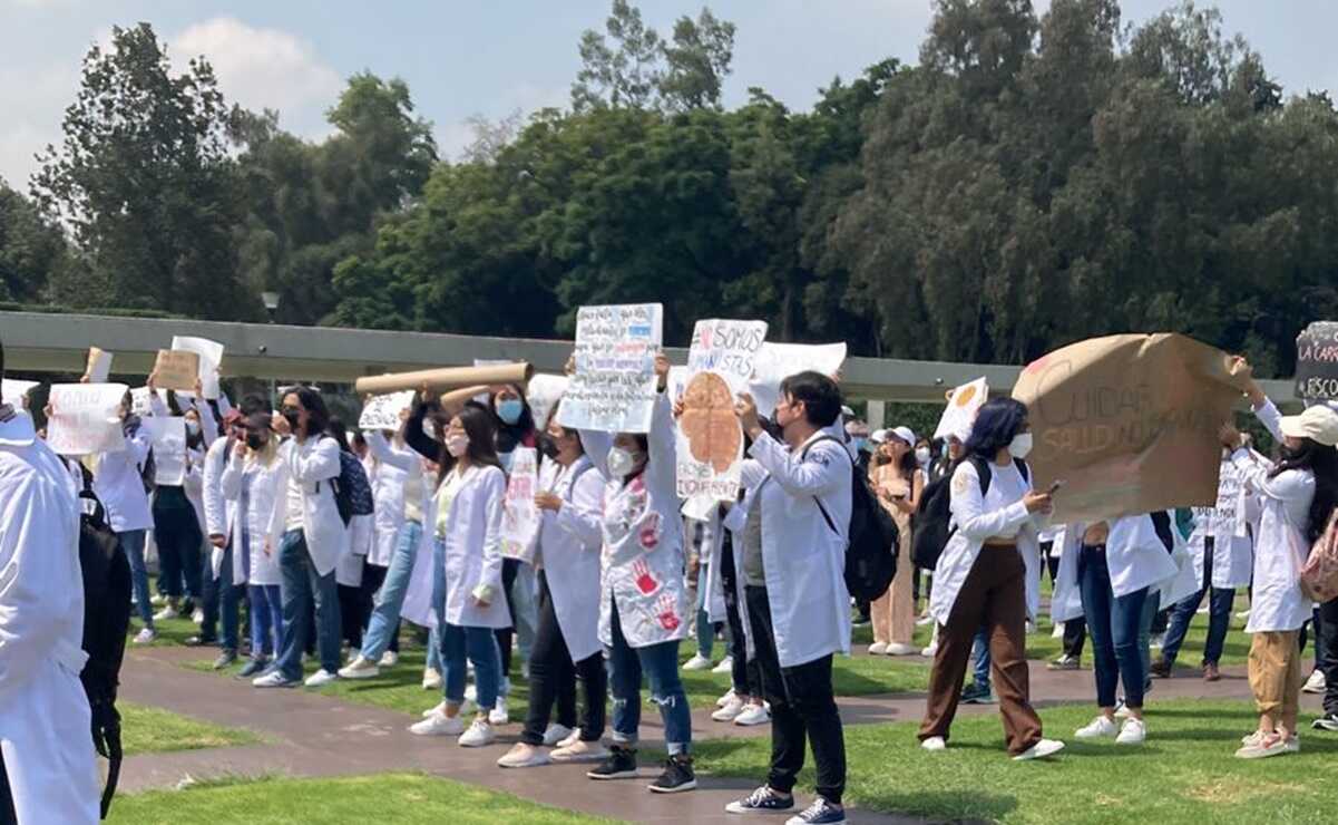 Protestan estudiantes de la Facultad de Medicina de la UNAM contra sistema de evaluación 