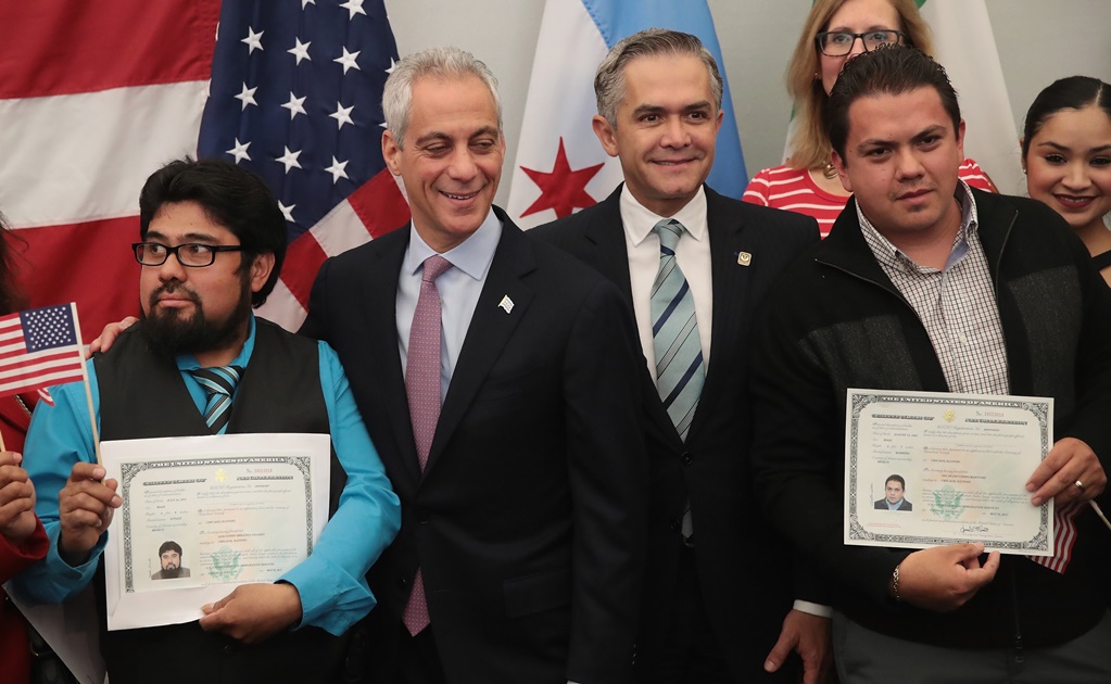Mancera encabeza ceremonia de naturalización de migrantes en Chicago