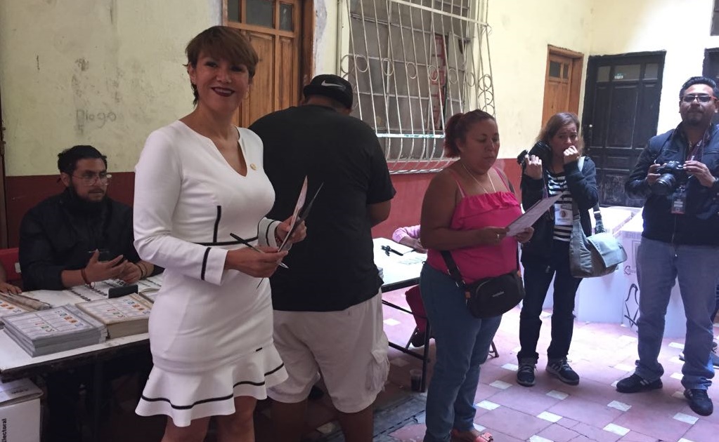 Lorena Osornio vota y se dice lista para el triunfo