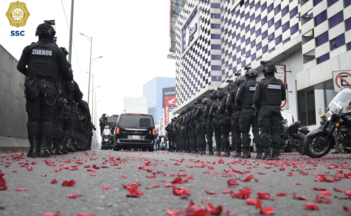 VIDEO: Cóndor sobrevuela y lanza pétalos de rosas en último adiós a Milton Morales, alto mando de la CDMX