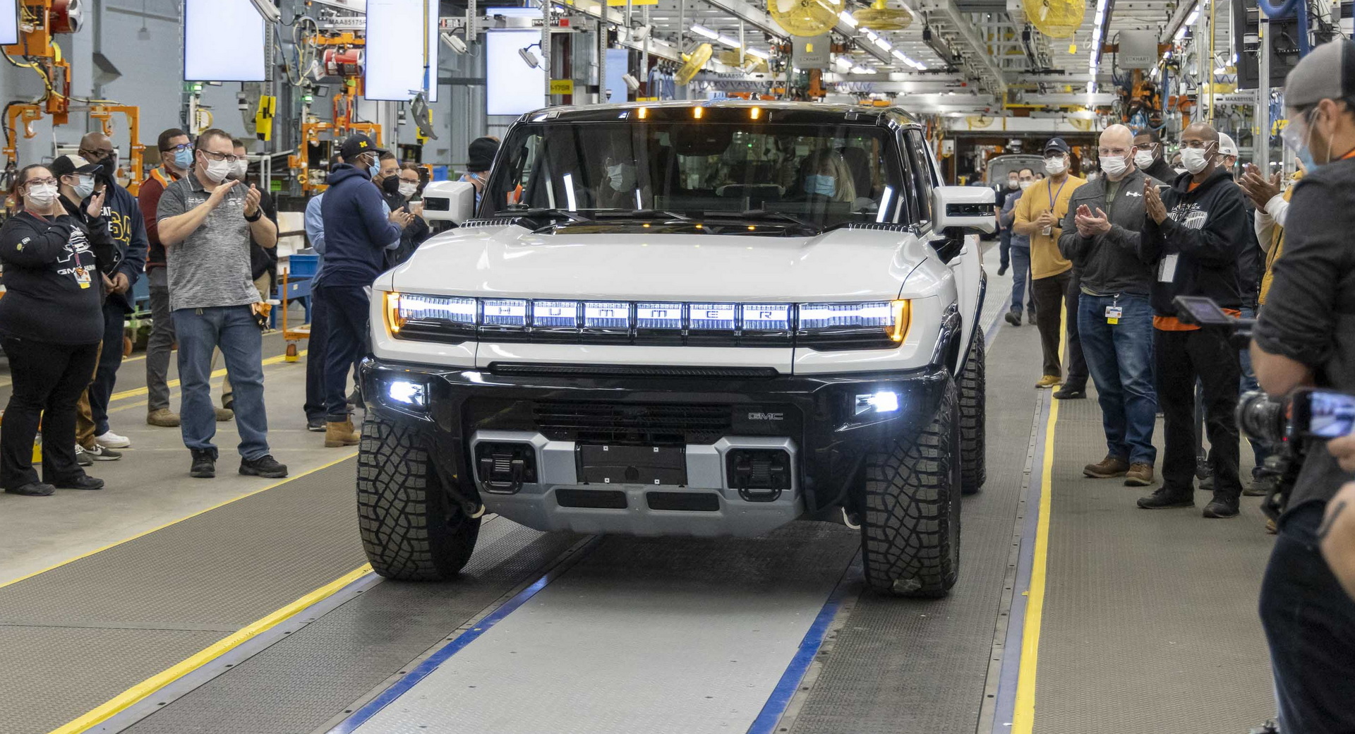 Sale la primera GMC Hummer EV de la línea de ensamble; es subastada por 2.5 millones de dólares