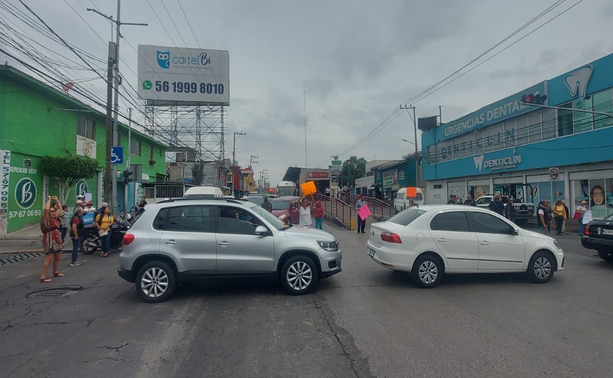 Residentes de Ecatepec bloquean avenida 30-30 para exigir a Sapase la reparación de un ducto hidráulico roto