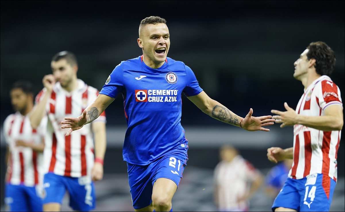 Cruz Azul vence a Chivas e iguala récord de 12 victorias consecutivas