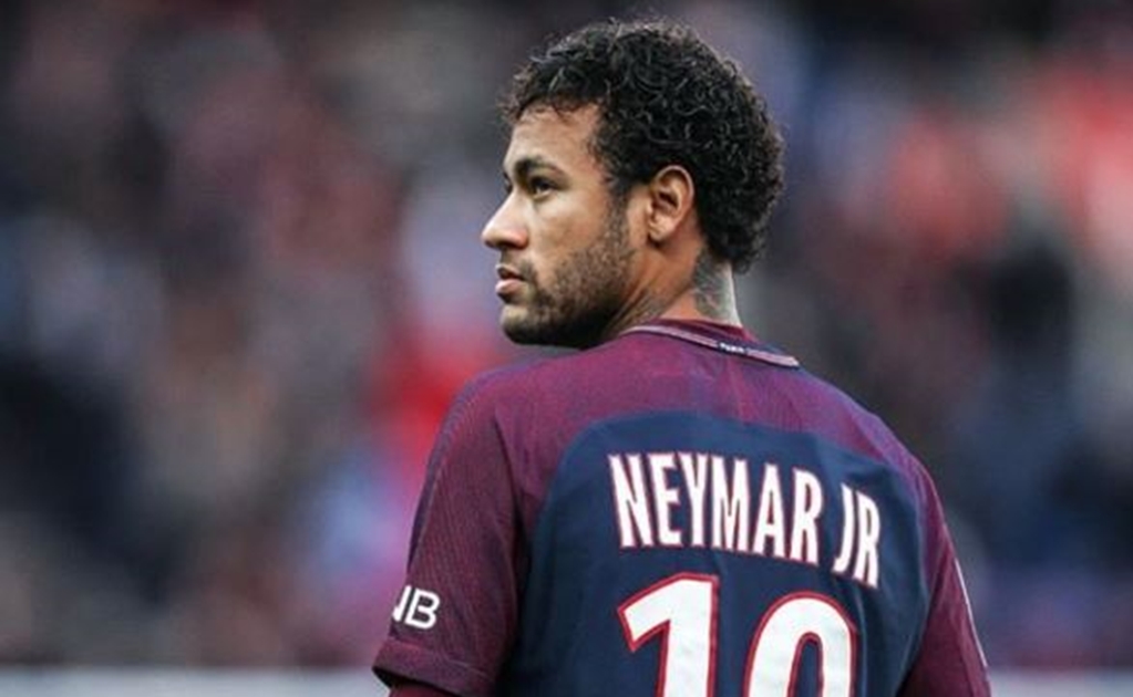 Neymar felicita a sus compañeros del PSG 