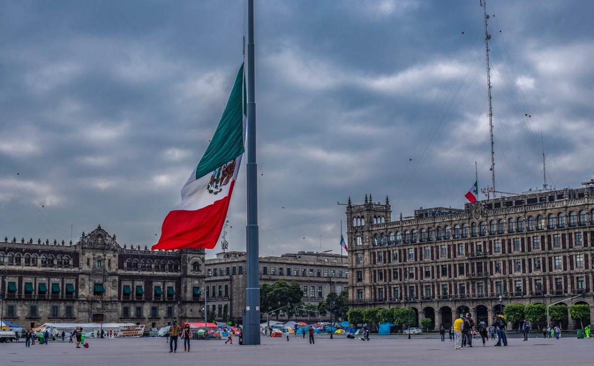 AMLO garantiza que Bandera del Zócalo estará izada el próximo domingo durante marcha de “Marea Rosa”