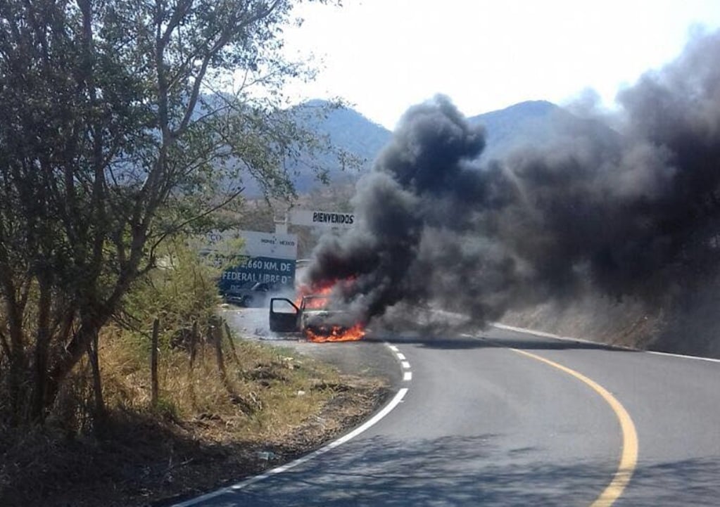 Se incendia bodega clandestina de combustible en Michoacán