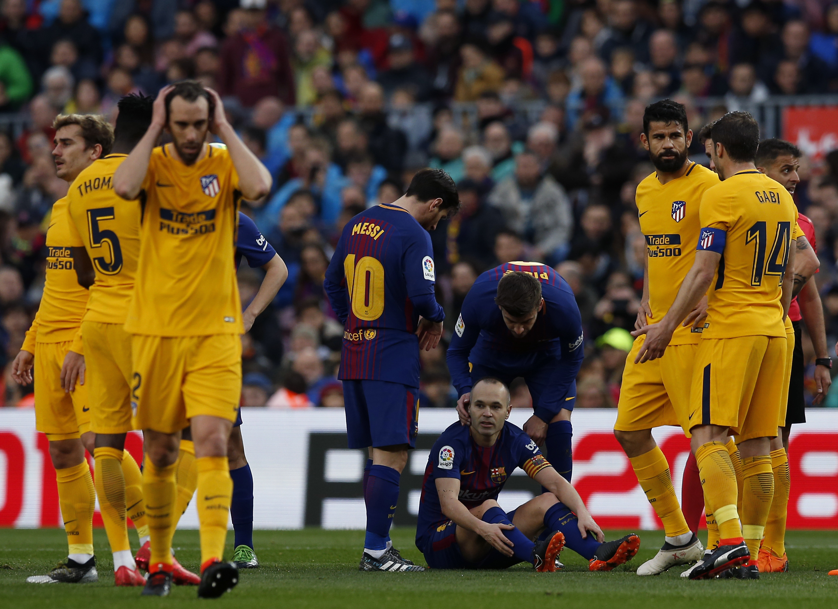 Andrés Iniesta sufre una lesión en el juego ante el Atlético de Madrid 