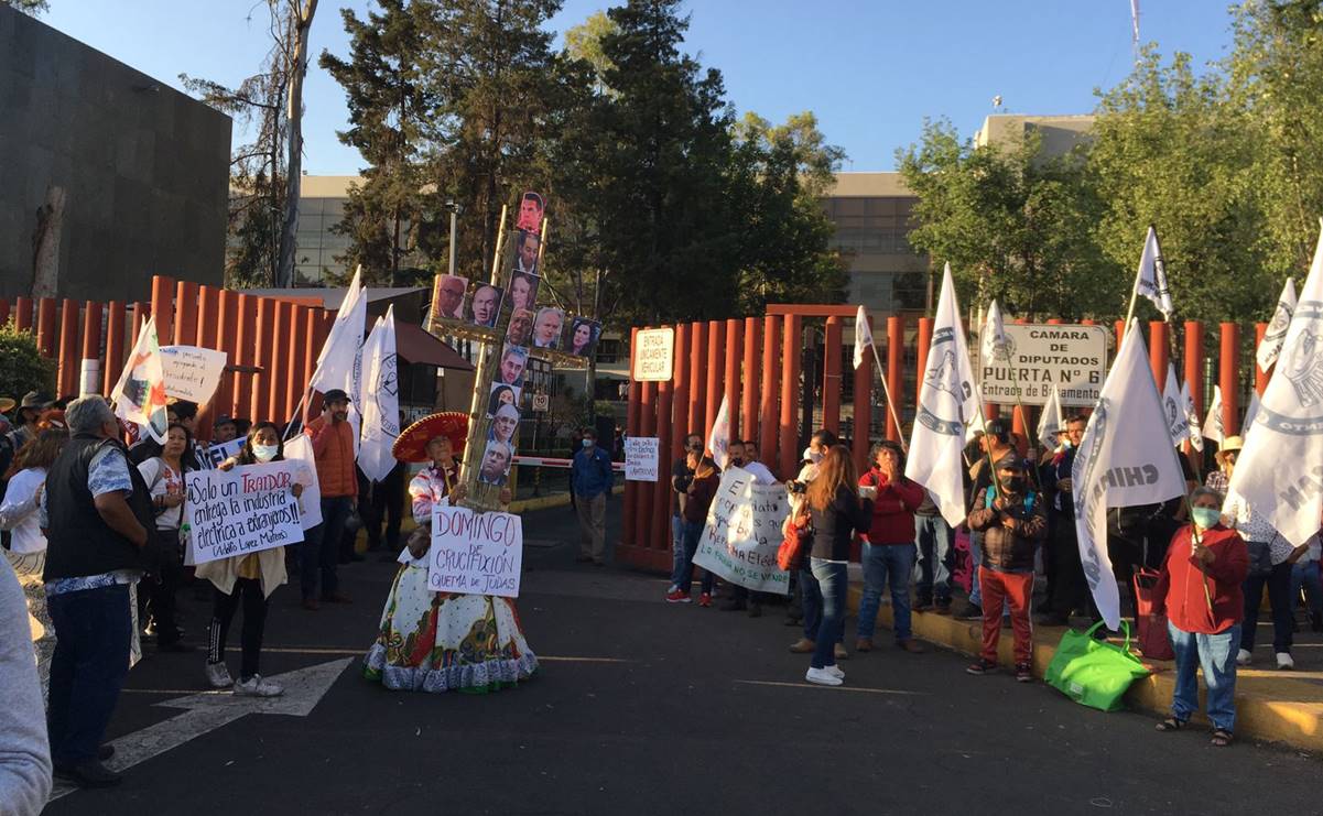 Manifestantes a favor de la reforma eléctrica forman valla afuera de San Lázaro