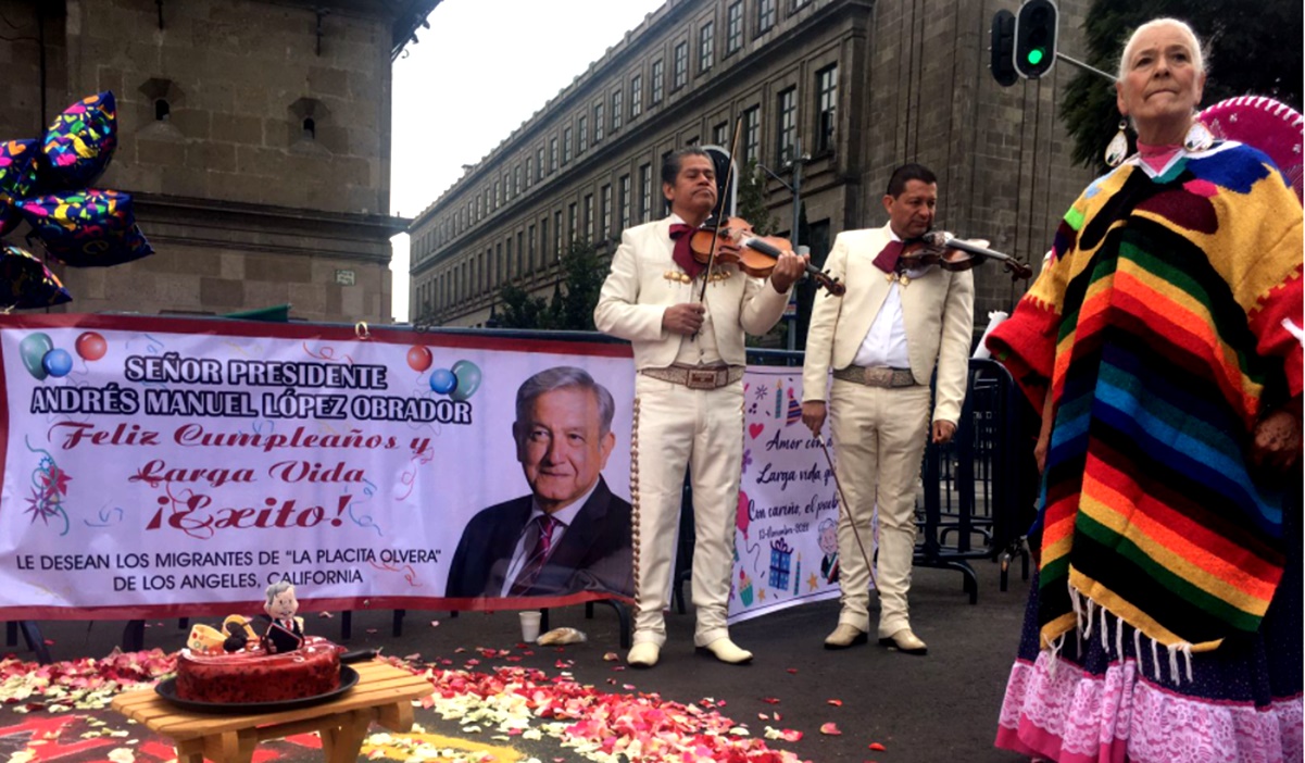 Por su cumpleaños, seguidores le cantan Las Mañanitas a AMLO en Palacio Nacional