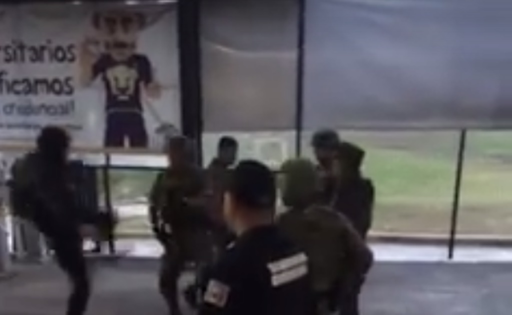 VIDEO. Jóvenes golpean a militares en entrada de FES Acatlán 