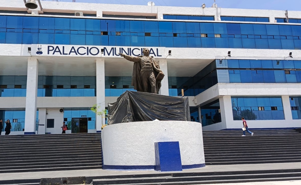 Naucalpan: mueven escultura monumental de Benito Juárez por riesgo estructural