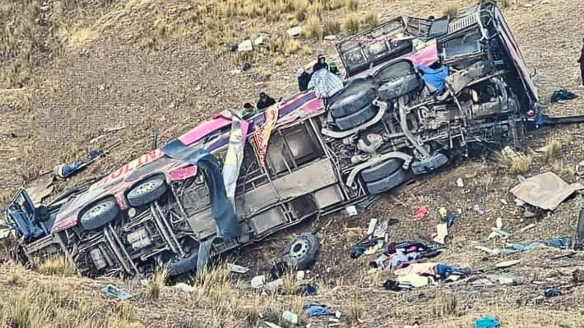 Cae autobús a un abismo en Perú, hay por lo menos 26 muertos