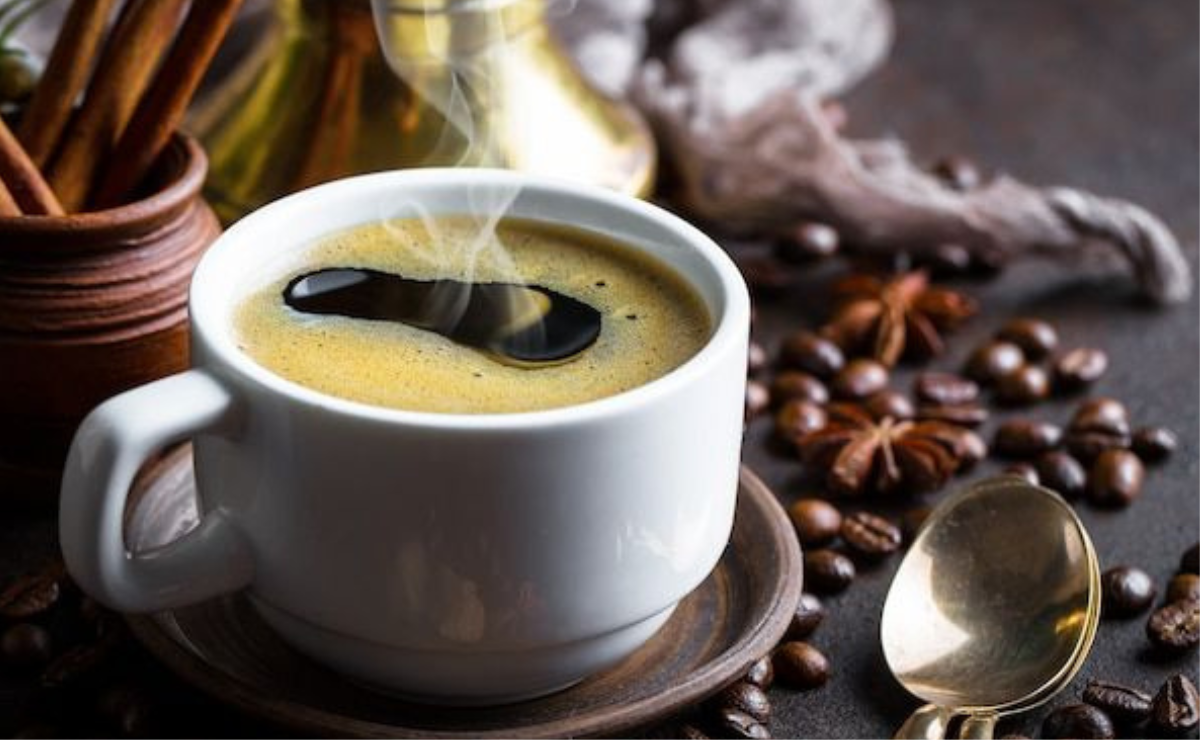 Esto es lo que sucede si bebes café con aceite de oliva, según expertos