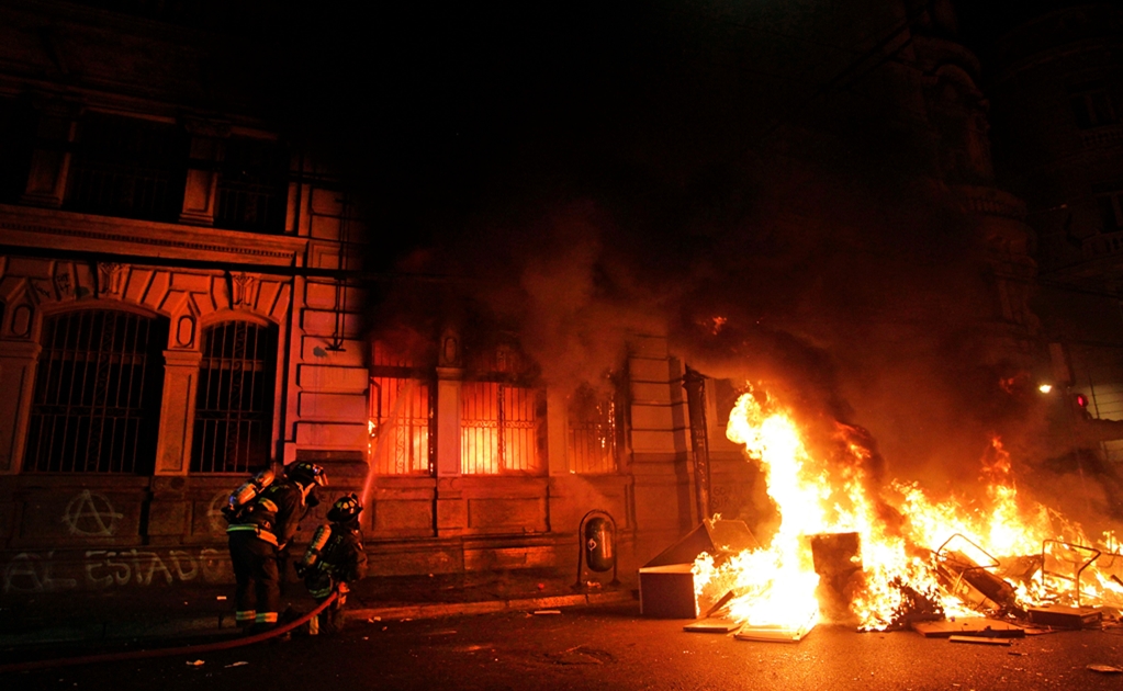 Manifestantes en Chile incendian edificio de "El Mercurio", el diario más antiguo del país