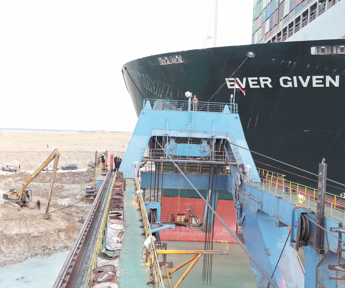 Liberan buque encallado en Canal de Suez