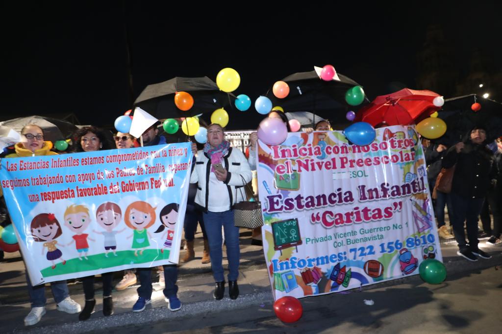 Protestan contra nuevas reglas del programa de estancias infantiles en el Zócalo