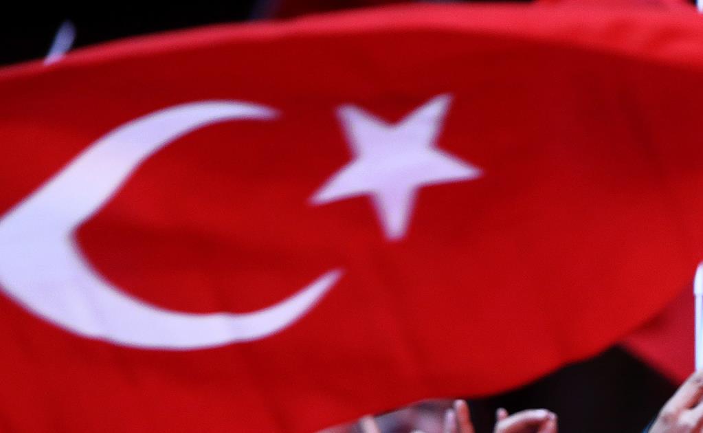 Huyen dos mandos militares turcos, asegura canciller 