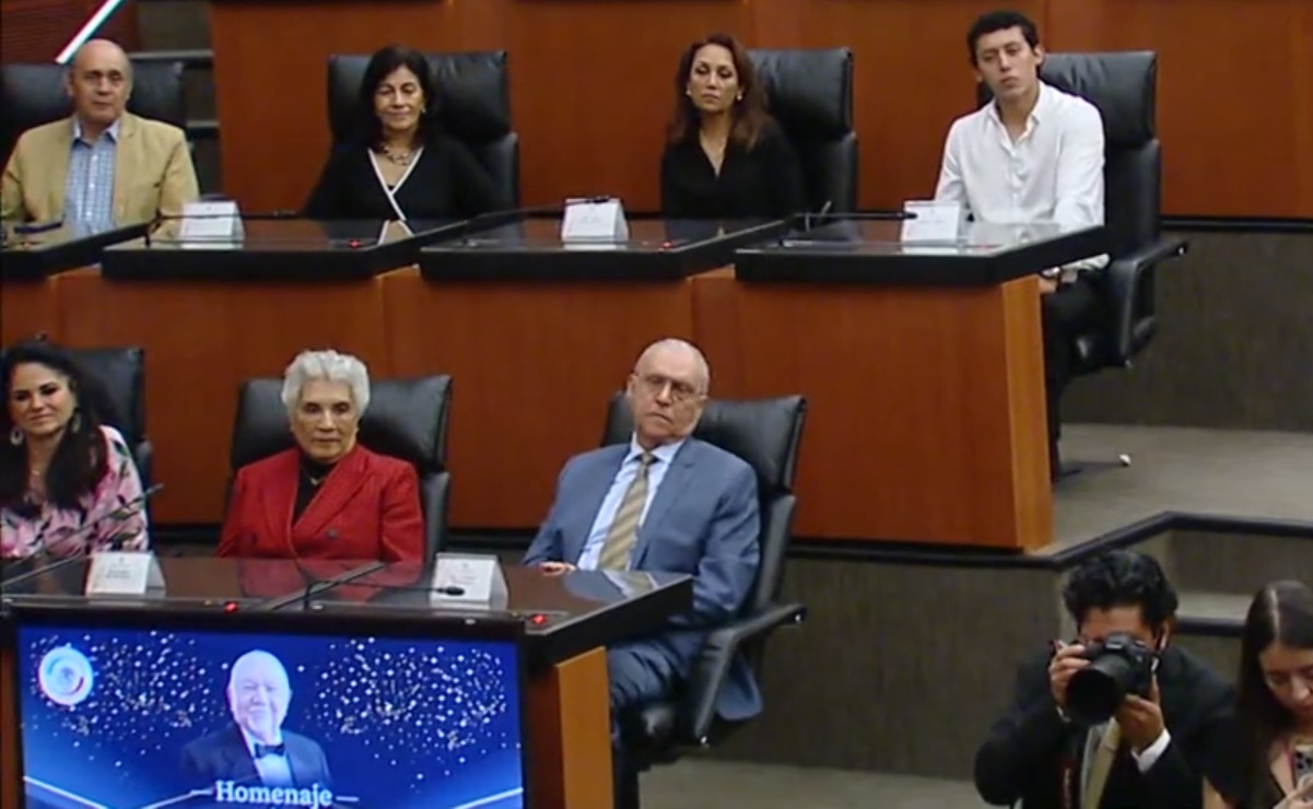 Captan al general Salvador Cienfuegos en homenaje al comediante Sergio Corona en el Senado