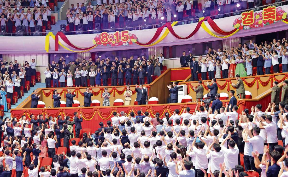 El líder norcoreano Kim Jong-un (centro, a la derecha) y su hija Kim Ju-ae, al observar competencias de natación y saltos de trampolín con motivo del 81 aniversario del fin de la Segunda Guerra Mundial en Pyongyang, el 16 de agosto pasado. Foto: KCNA