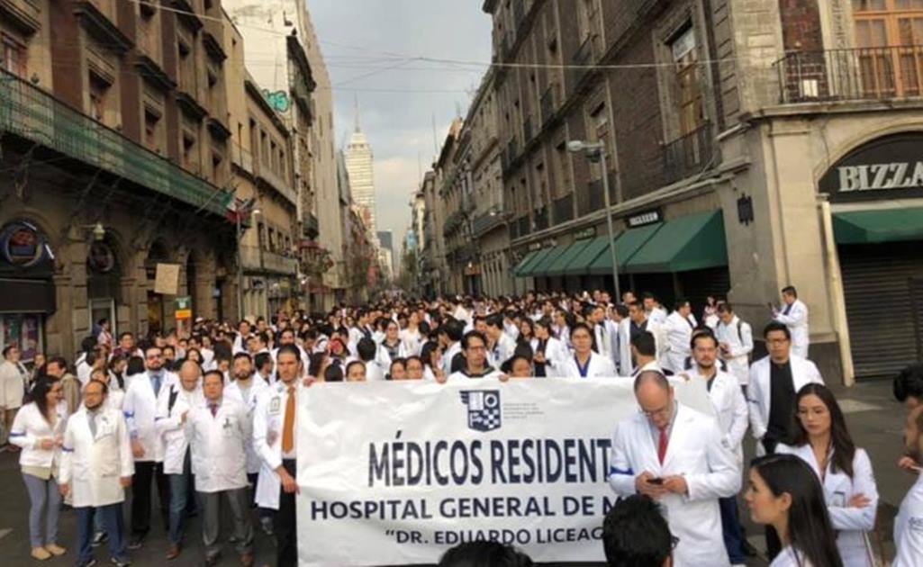 Médicos residentes exigen pago inmediato de becas; amagan con protesta nacional