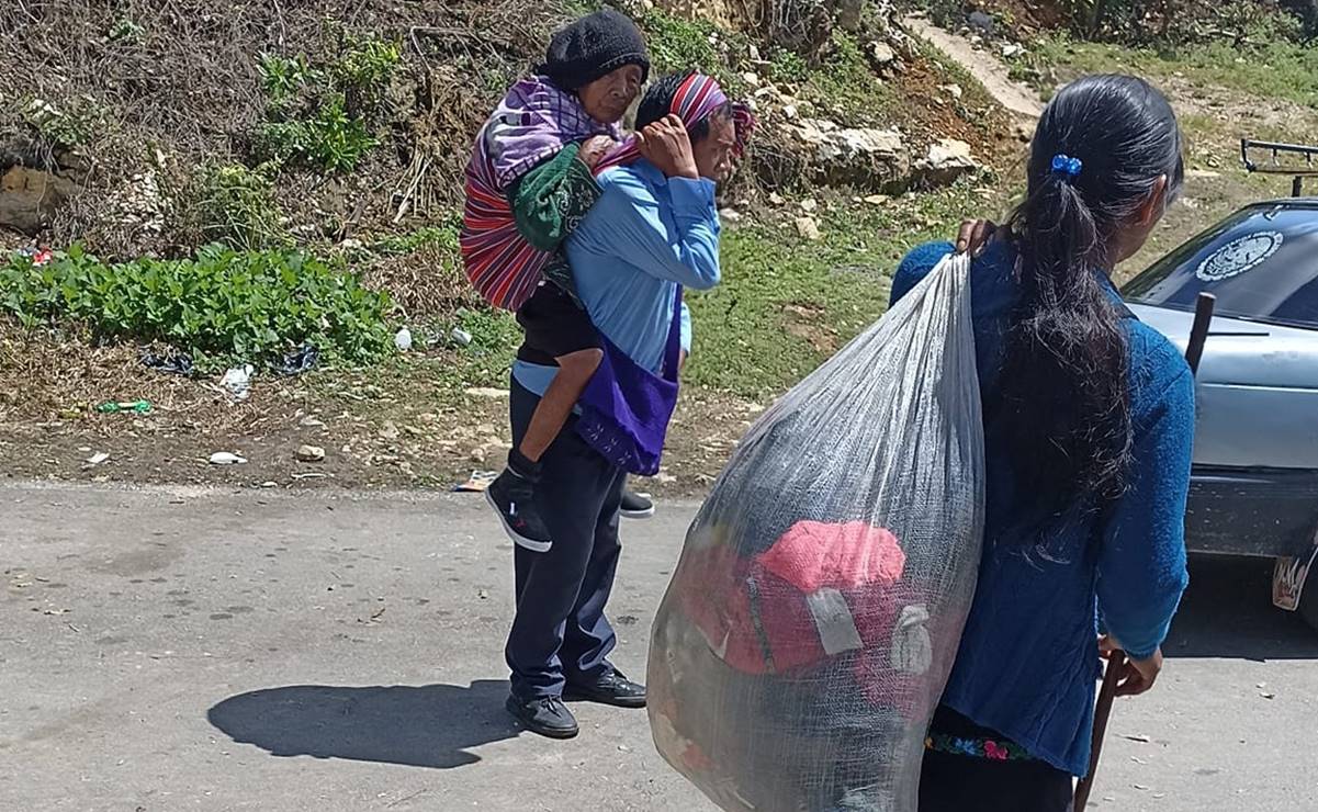 Bloqueo carretero en Oxchuc, Chiapas, obliga a sus habitantes a cargar a sus enfermos para recibir atención médica