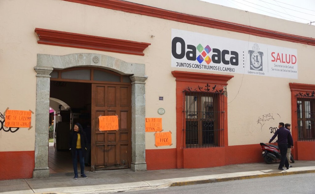 Trabajadores de Salud en Oaxaca inician paro de labores por falta de pago