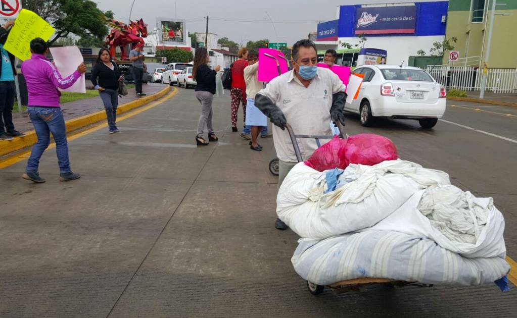 Protestan trabajadores del Hospital Civil de Oaxaca