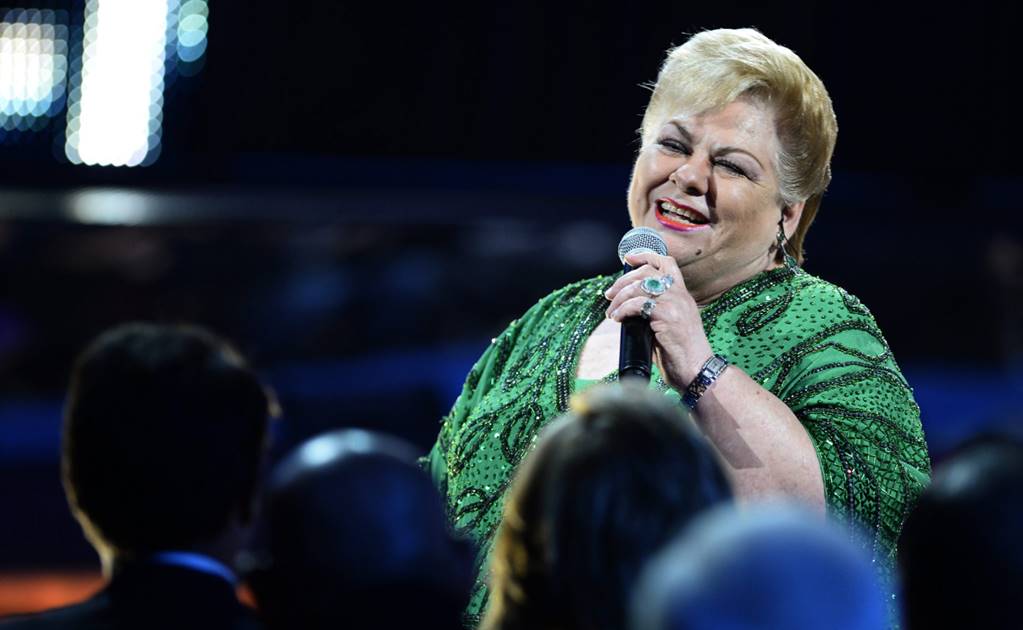 Paquita celebra 45 años combatiendo "inútiles"