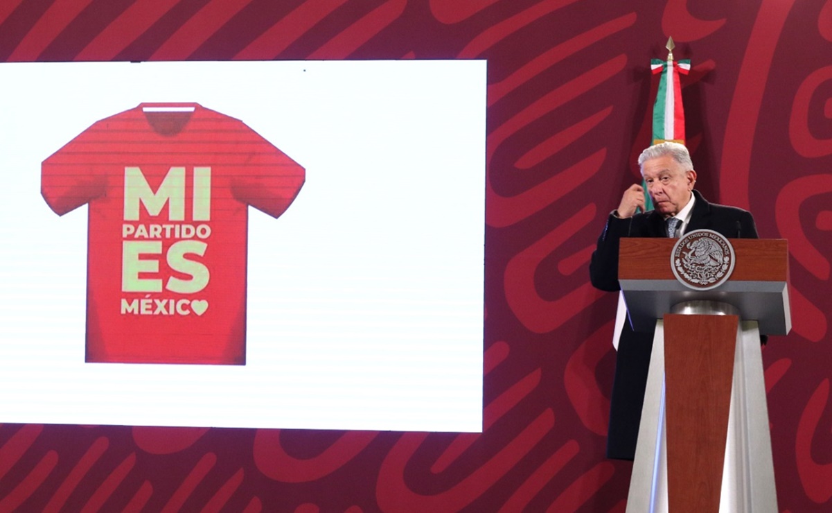 “Pensador, crítico y creativo”: AMLO reconoce a Edy Smol por diseño de playera para la marcha del 27  