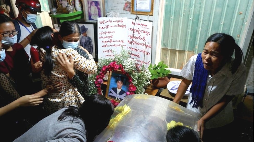 Generales celebran fiesta en medio de la indignación mundial por más de 100 muertes en Myanmar