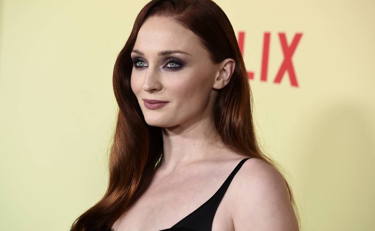 Sophie Turner derrocha glamour con vestido negro en Los Ángeles